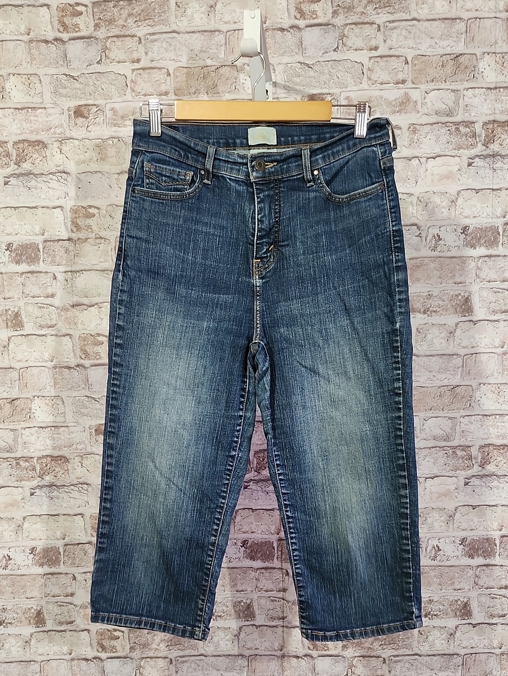VTG- Levi Strauss 512 Perfectly Slimming Mid Wash Denim Capri Crop Jeans Size 12